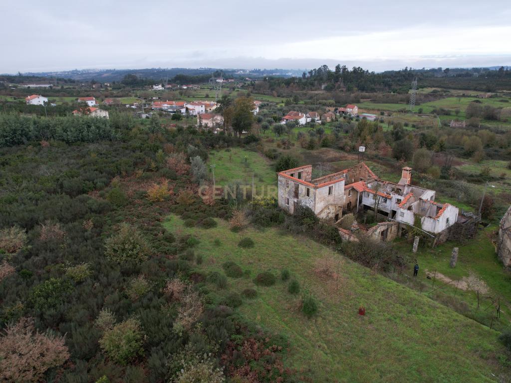 Quinta em Oliveira do Hospital, com 60000 m2 com casas para recuperar. - Image 1