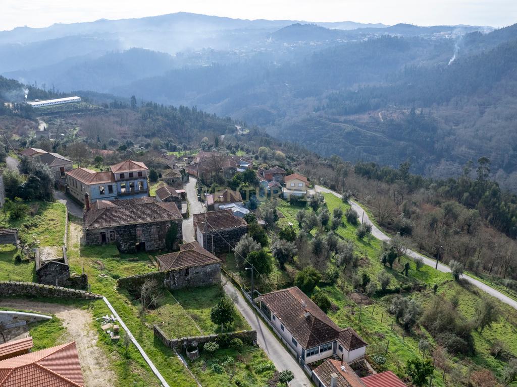 Casa situada em Paredes, São Pedro do Sul, com uma área total de 550 m² e situada em um terreno de 2500 m². Proporciona vistas deslumbrantes sobre o rio. - Image 6