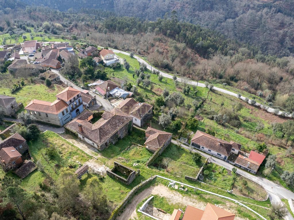 Casa situada em Paredes, São Pedro do Sul, com uma área total de 550 m² e situada em um terreno de 2500 m². Proporciona vistas deslumbrantes sobre o rio. - Image 3