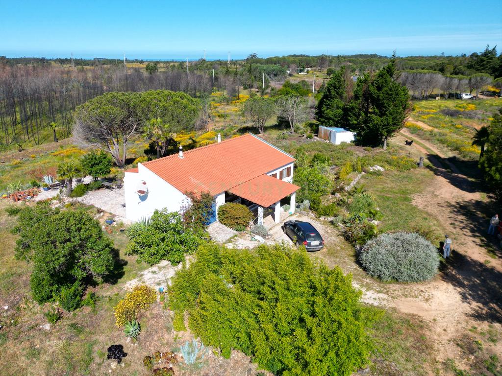 Quinta perto do Mar e de Aljezur, T3 mais uma ruina, com grande potential em Aljezur-Algarve - Image 1