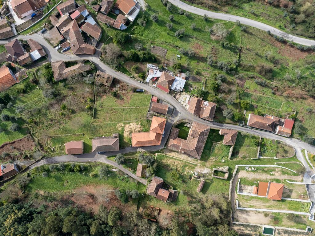 Casa situada em Paredes, São Pedro do Sul, com uma área total de 550 m² e situada em um terreno de 2500 m². Proporciona vistas deslumbrantes sobre o rio. - Image 8