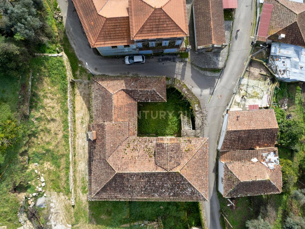 Casa situada em Paredes, São Pedro do Sul, com uma área total de 550 m² e situada em um terreno de 2500 m². Proporciona vistas deslumbrantes sobre o rio. - Image 7