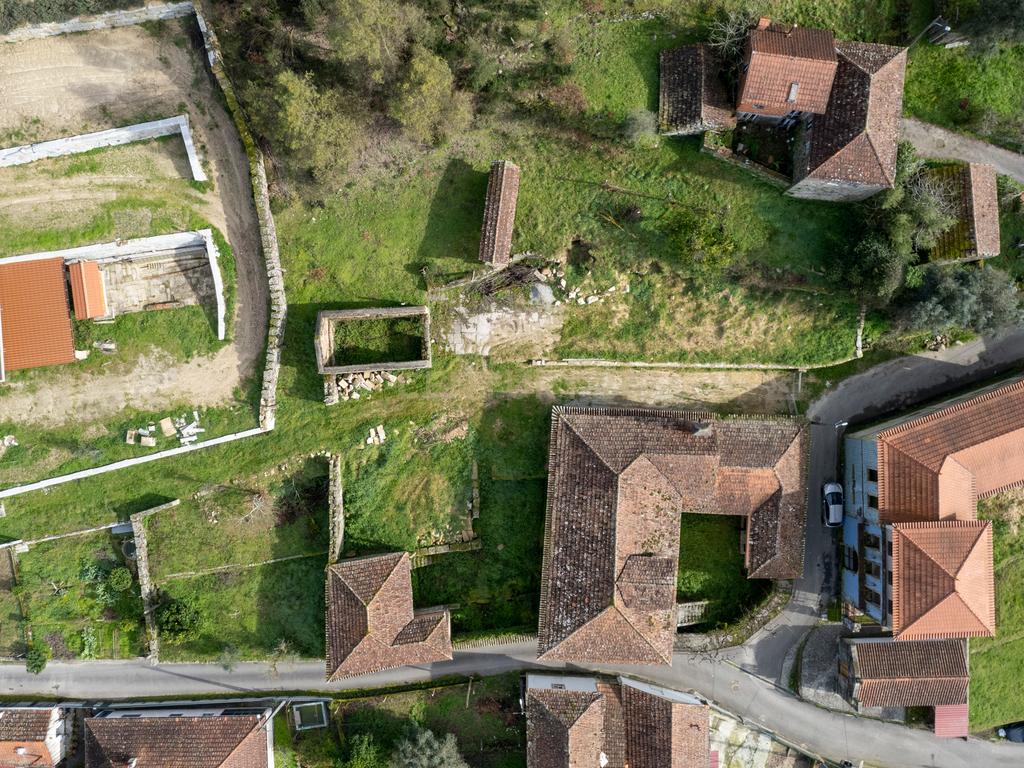 Casa situada em Paredes, São Pedro do Sul, com uma área total de 550 m² e situada em um terreno de 2500 m². Proporciona vistas deslumbrantes sobre o rio. - Image 5