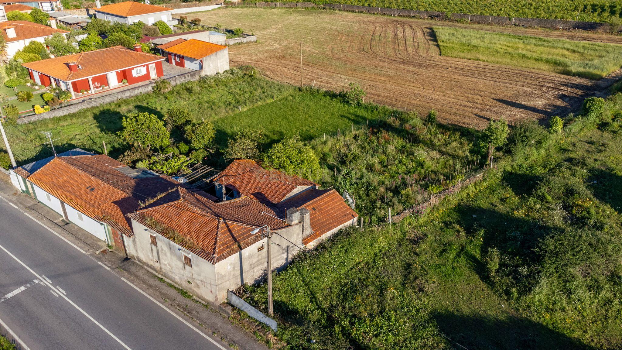 Moradia com três quartos para restauro em Barqueiros - Image 9