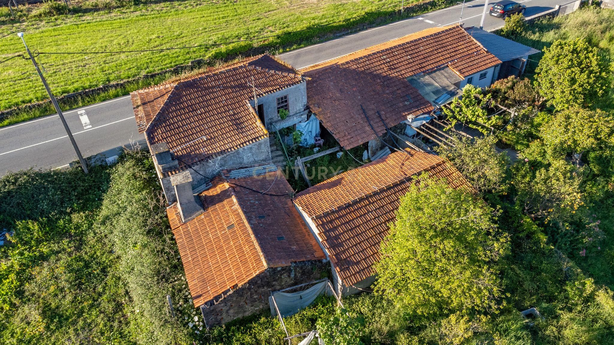 Moradia com três quartos para restauro em Barqueiros - Image 4