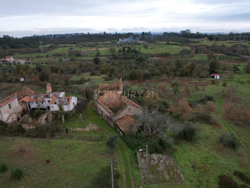 Quinta em Oliveira do Hospital, com 60000 m2 com casas para recuperar. - Image 25