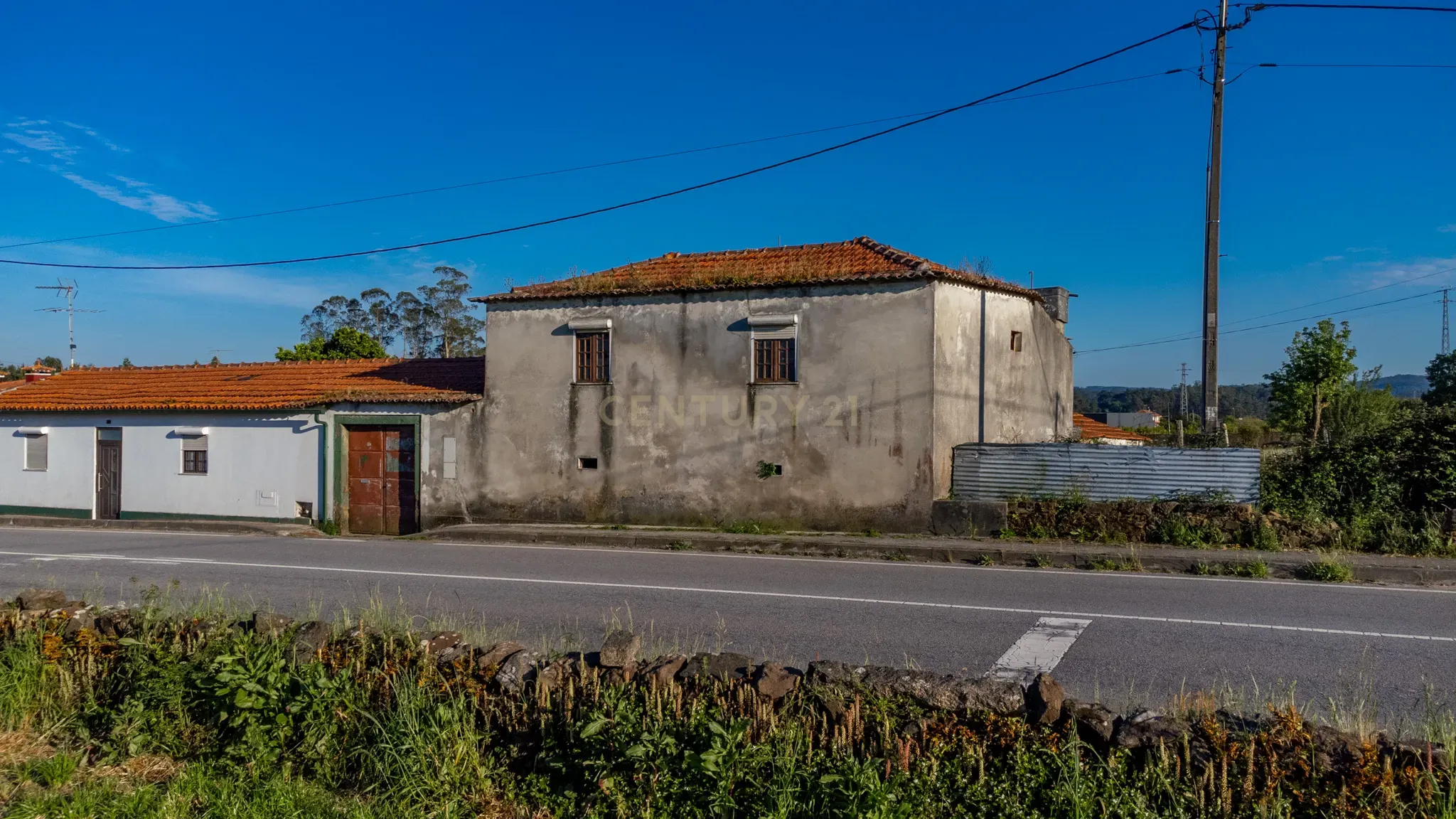 Moradia com três quartos para restauro em Barqueiros - Image 3