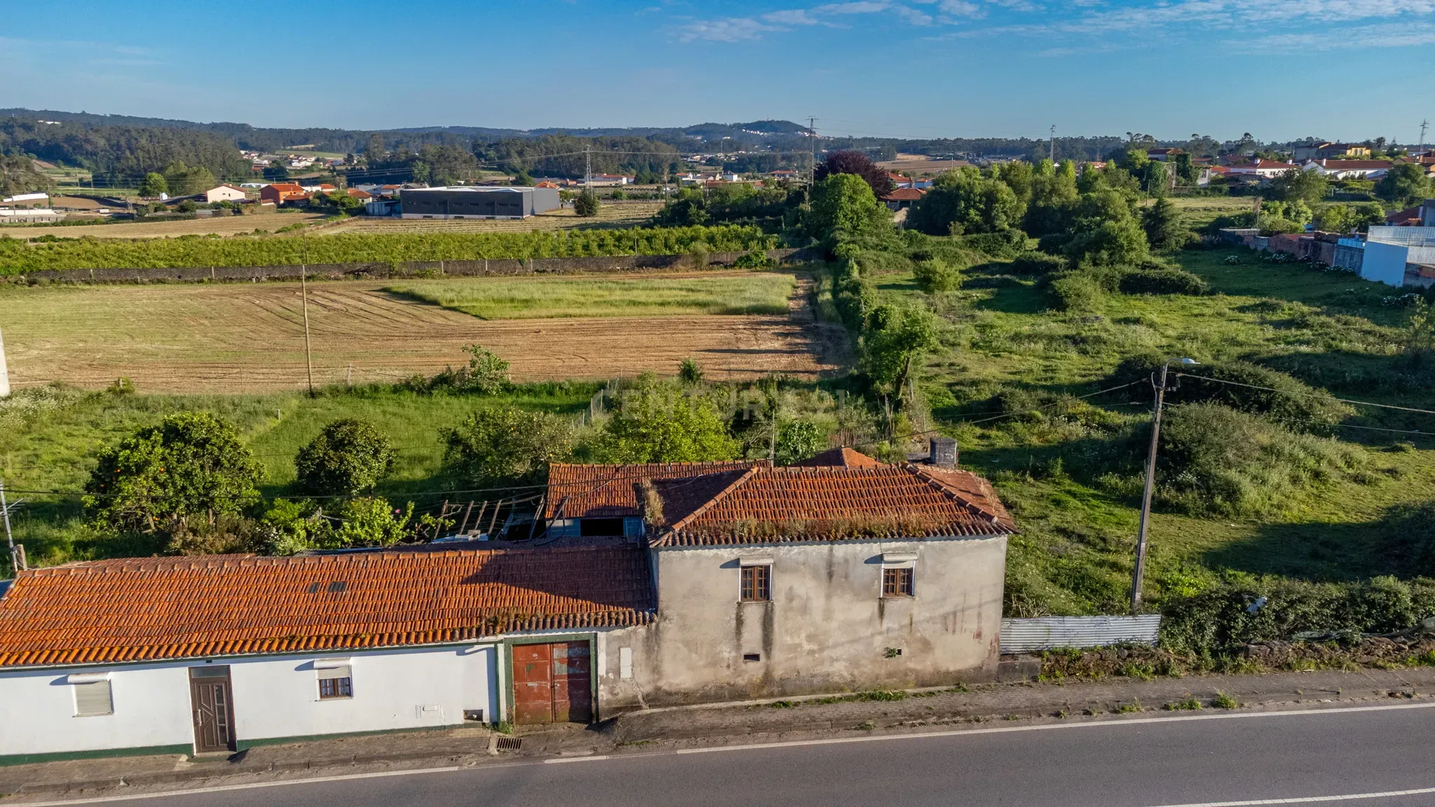 Moradia com três quartos para restauro em Barqueiros - Image 1