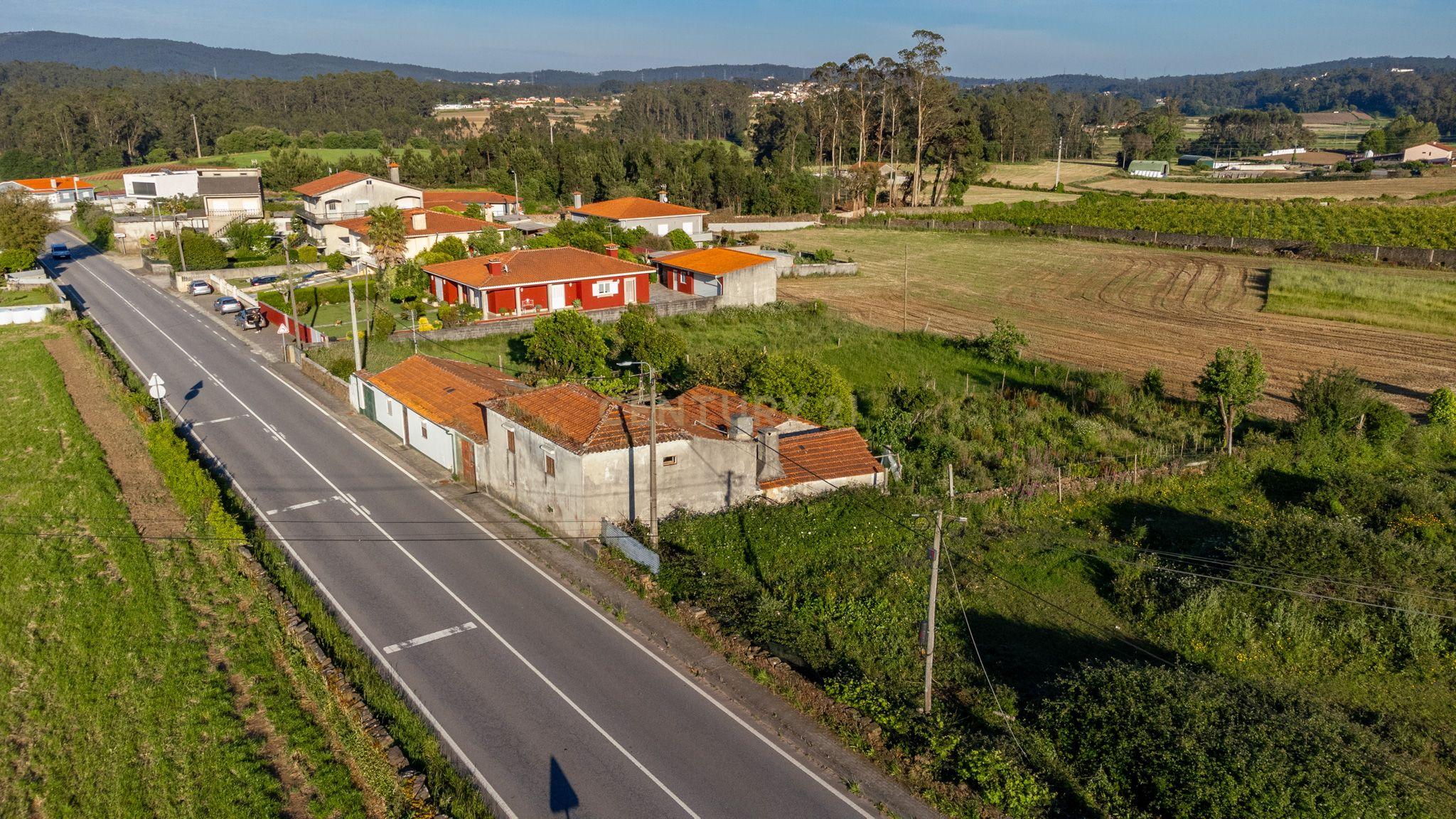 Moradia com três quartos para restauro em Barqueiros - Image 5