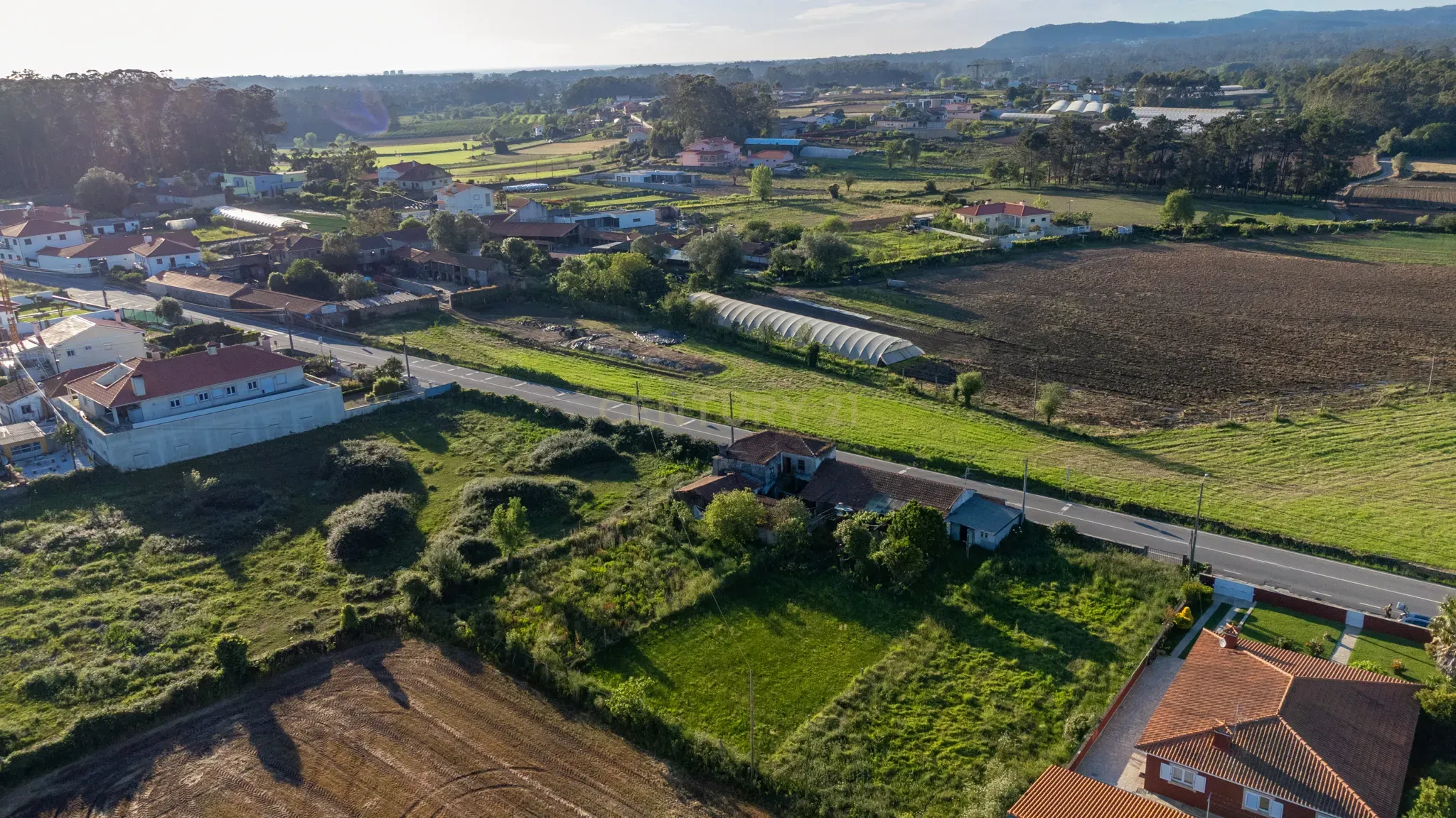 Moradia com três quartos para restauro em Barqueiros - Image 6