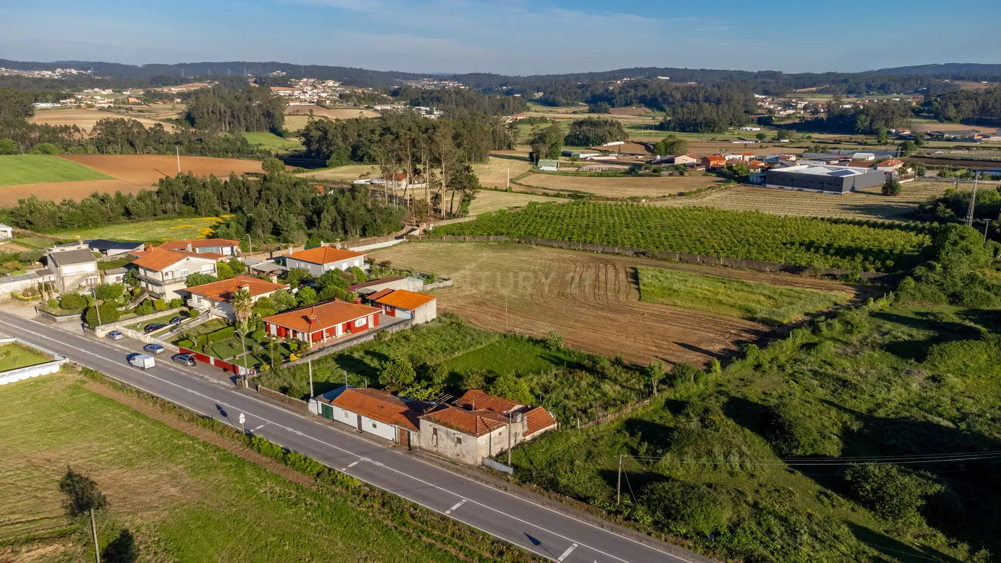 Moradia com três quartos para restauro em Barqueiros - Image 7