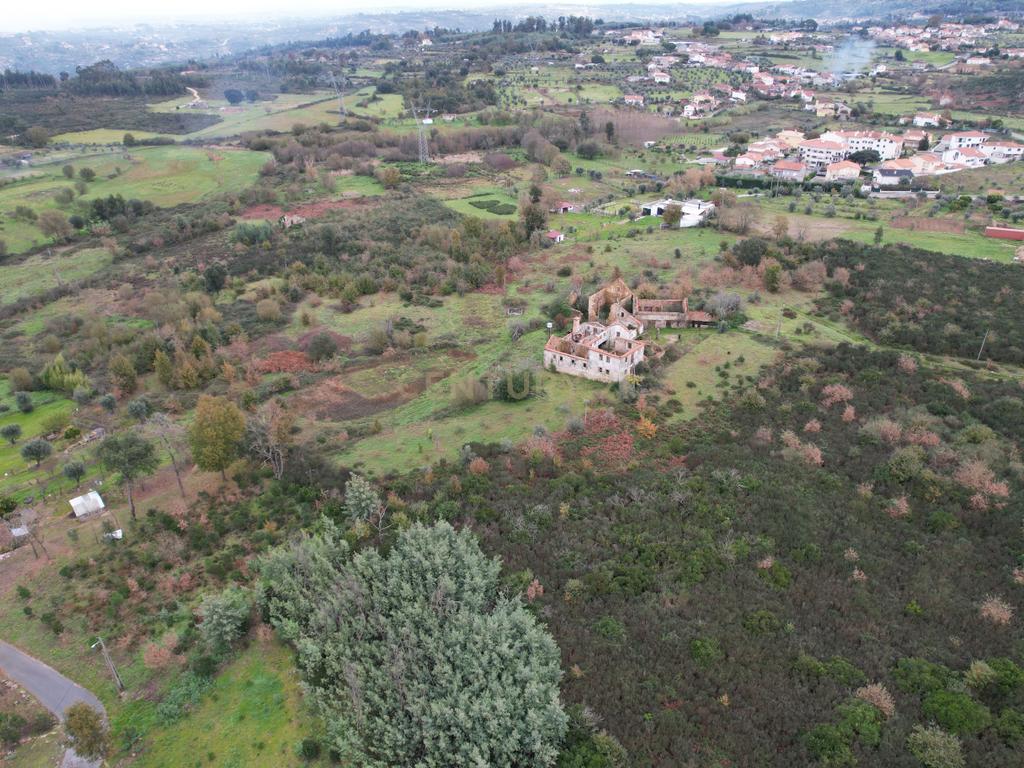Quinta em Oliveira do Hospital, com 60000 m2 com casas para recuperar. - Image 37