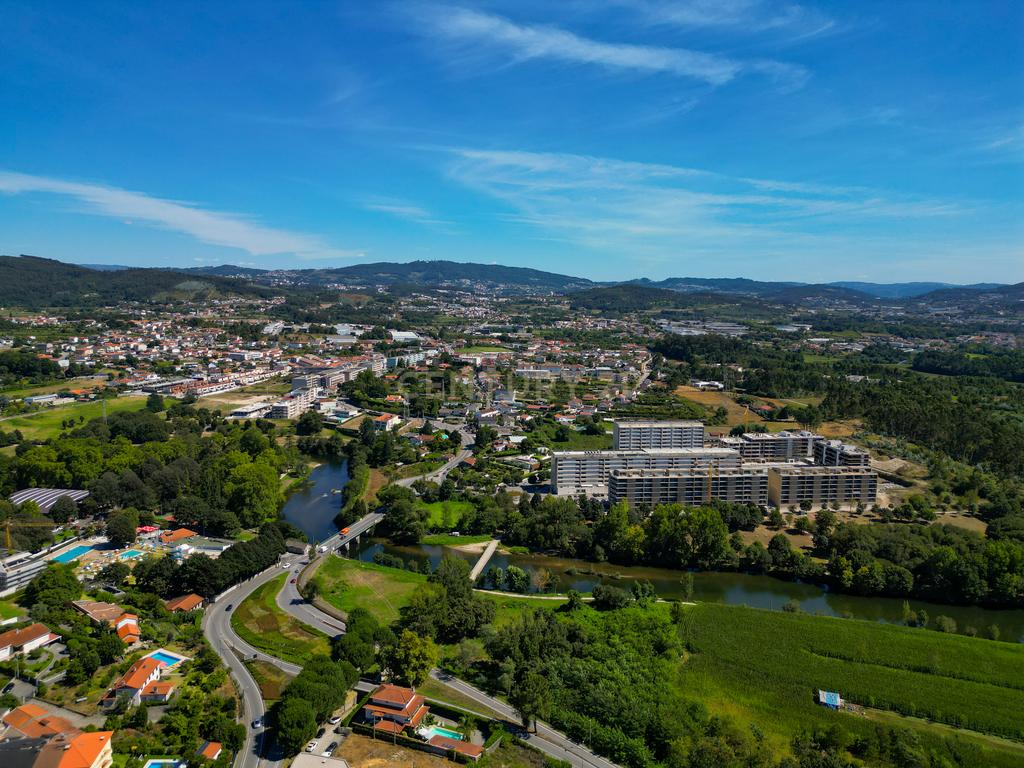 Venda de Terreno em Caldas das Taipas com Projeto Aprovado em Guimarães - Oportunidade Única para Investidores - Image 8