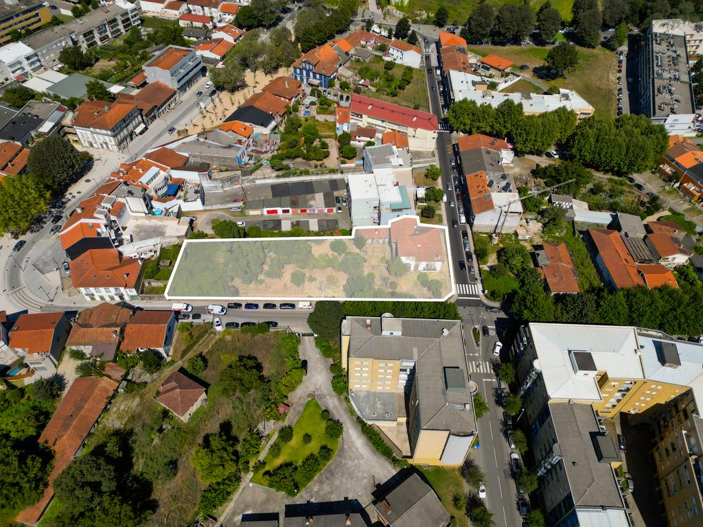 Terreno com Projeto aprovado para 37 apartamentos + Moradia Histórica de 1937 em Caldas das Taipas - Image 1
