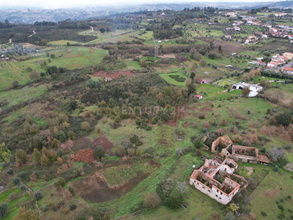 Quinta em Oliveira do Hospital, com 60000 m2 com casas para recuperar. - Image 40