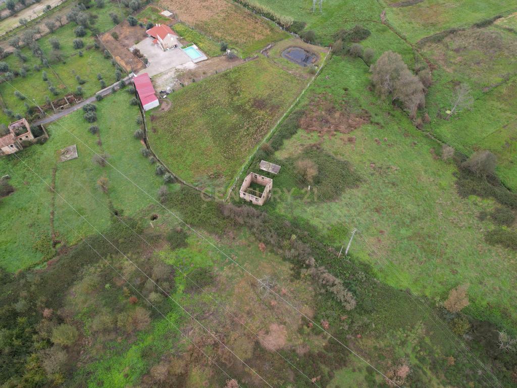 Quinta em Oliveira do Hospital, com 60000 m2 com casas para recuperar. - Image 47