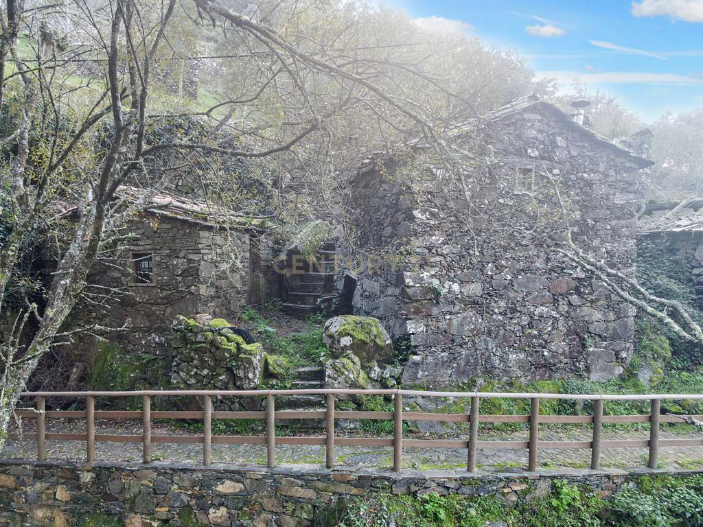 Duas casas de pedra para restaurar em aldeia de xisto. Junto de café e riacho. Excelente localização e ótima oportunidade - Image 2