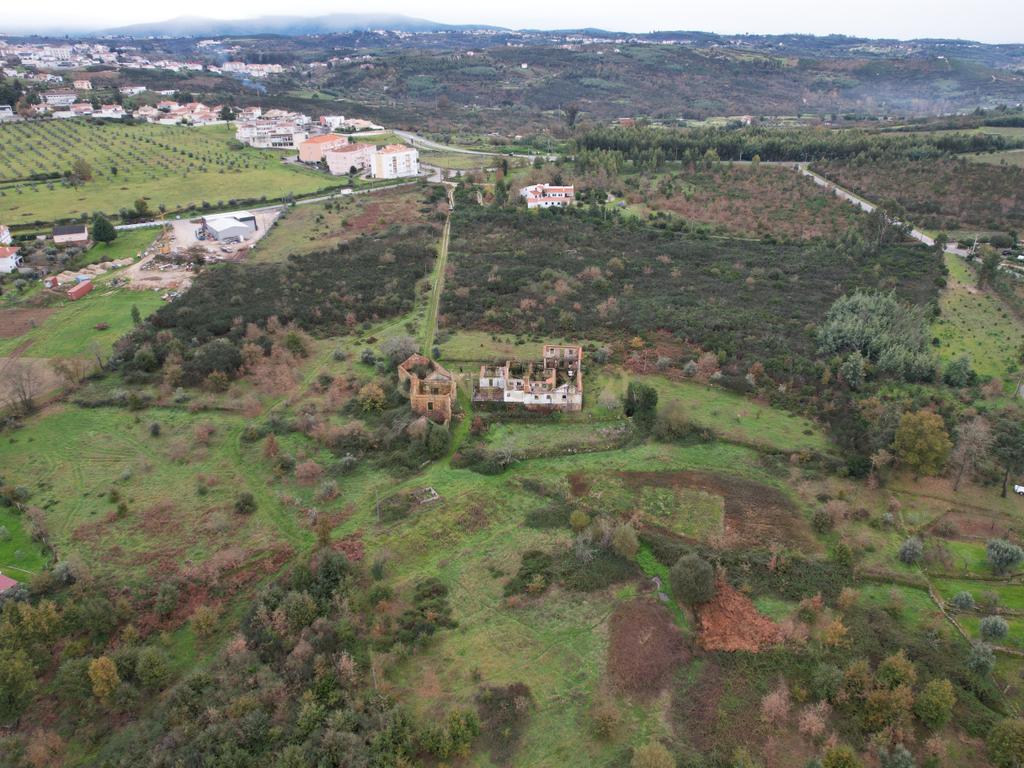 Quinta em Oliveira do Hospital, com 60000 m2 com casas para recuperar. - Image 52