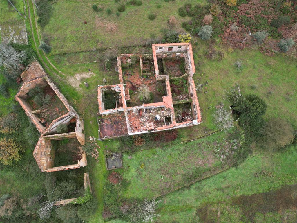 Quinta em Oliveira do Hospital, com 60000 m2 com casas para recuperar. - Image 53