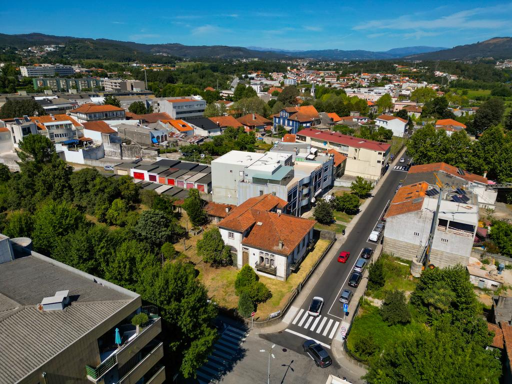 Terreno com Projeto aprovado para 37 apartamentos + Moradia Histórica de 1937 em Caldas das Taipas - Image 2