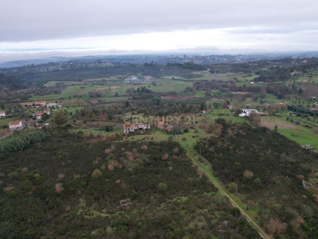 Quinta em Oliveira do Hospital, com 60000 m2 com casas para recuperar. - Image 56