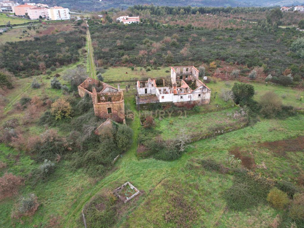 Quinta em Oliveira do Hospital, com 60000 m2 com casas para recuperar. - Image 57