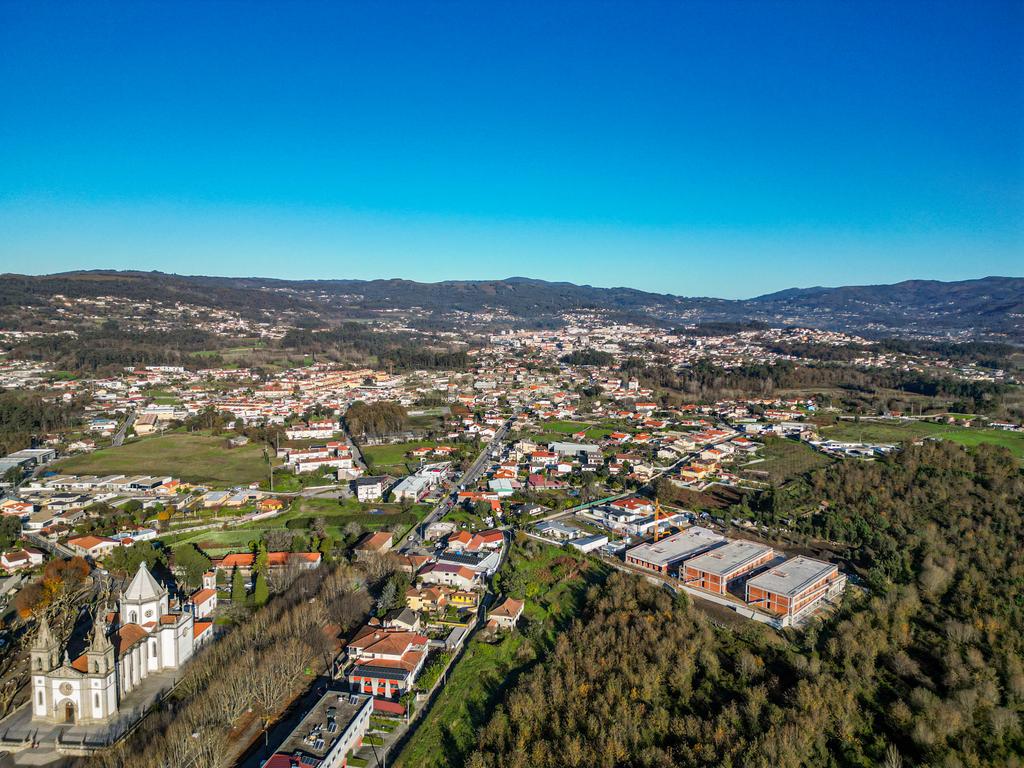 Moradia de gaveto em estado de obra avançada em Turiz, Vila Verde - Image 3