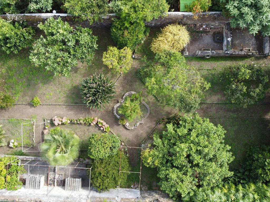 Moradia de estilo antigo com quintal no centro de Ponta Delgada - Image 1