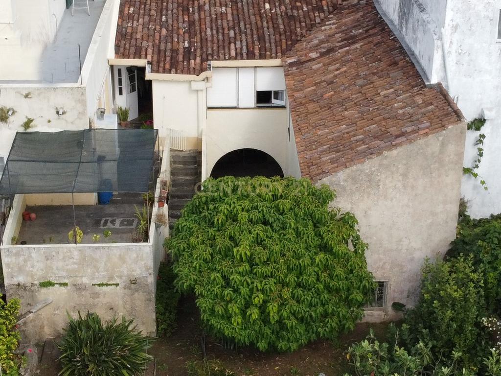 Moradia de estilo antigo com quintal no centro de Ponta Delgada - Image 46