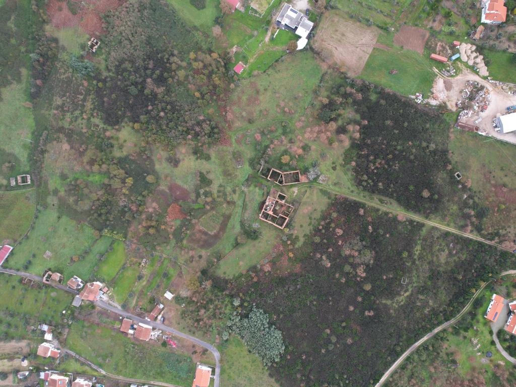 Quinta em Oliveira do Hospital, com 60000 m2 com casas para recuperar. - Image 64