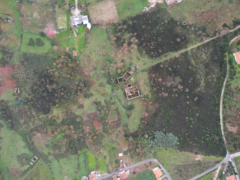 Quinta em Oliveira do Hospital, com 60000 m2 com casas para recuperar. - Image 65