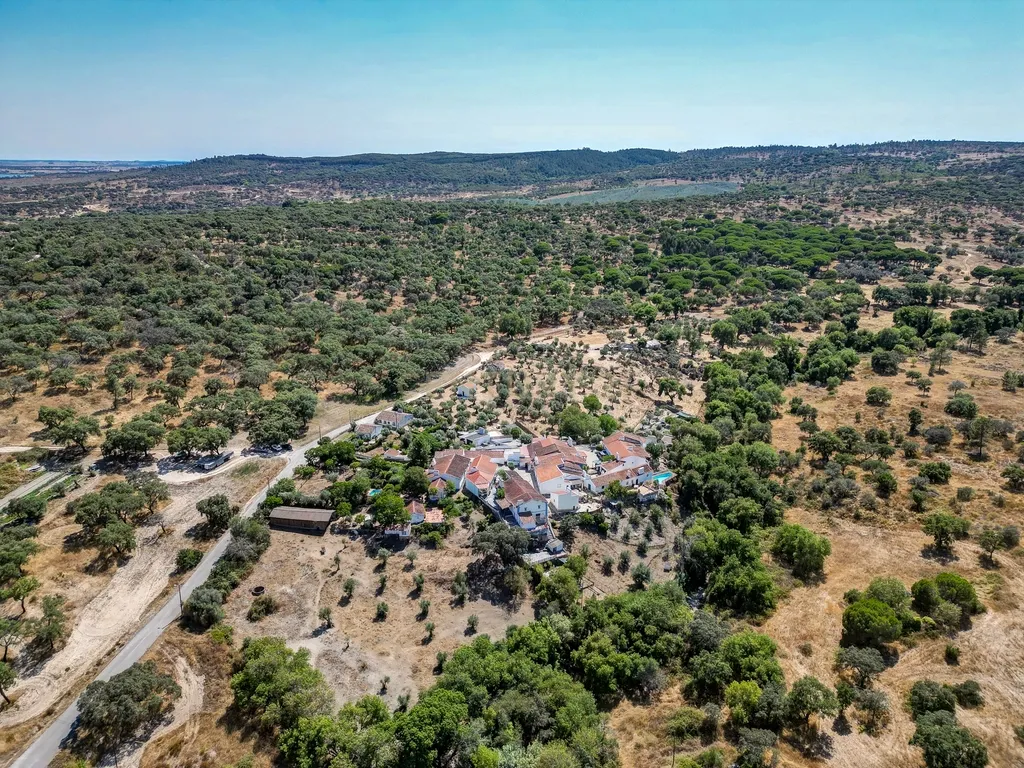 Moradia Térrea com Terreno de 950 m² a Apenas 8 km de Évora - Image 21