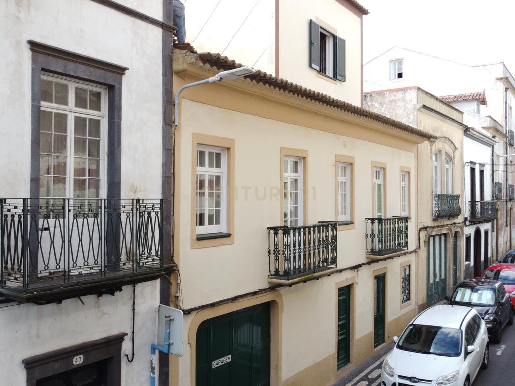 Moradia de estilo antigo com quintal no centro de Ponta Delgada - Image 7