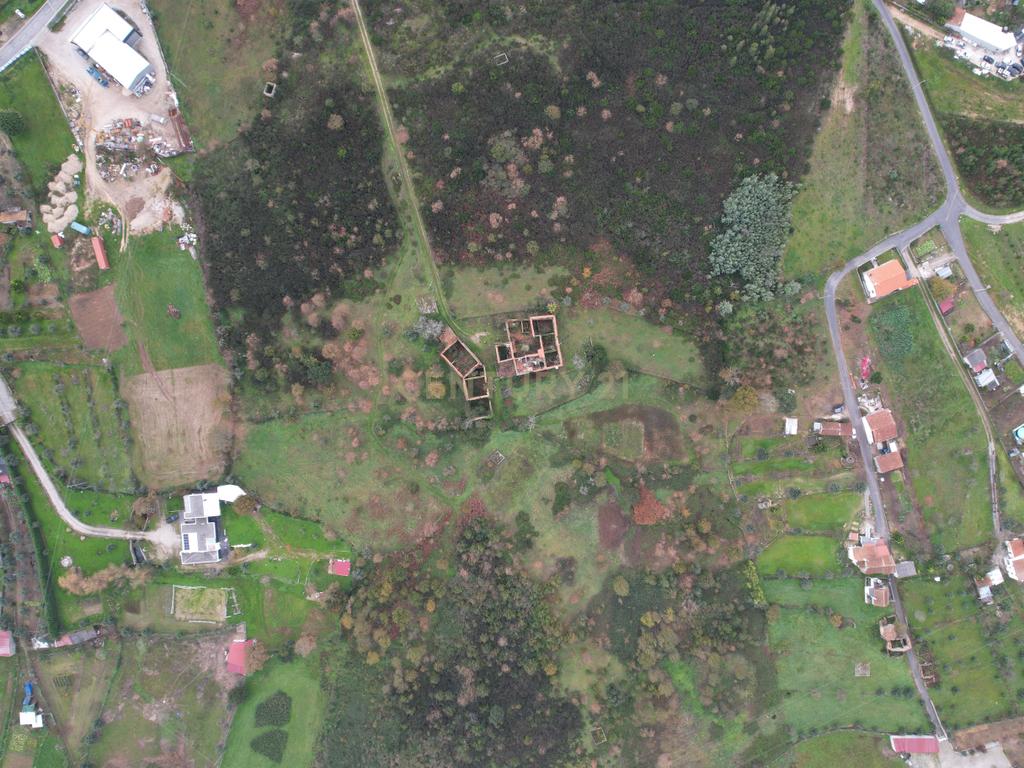Quinta em Oliveira do Hospital, com 60000 m2 com casas para recuperar. - Image 67