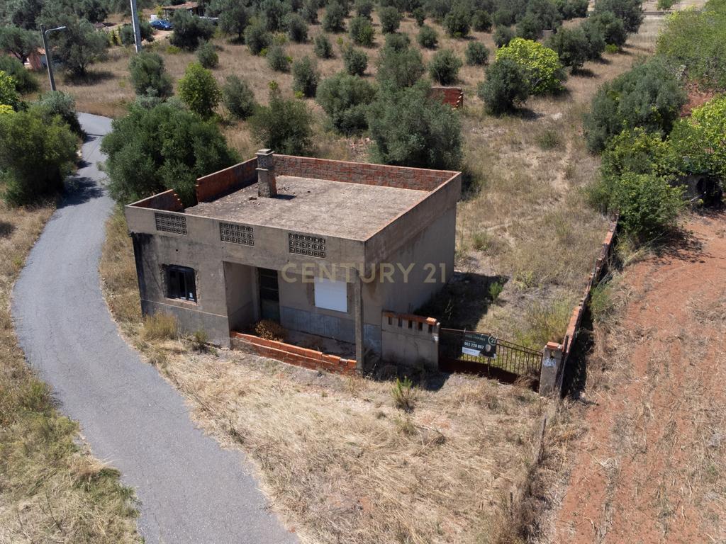 Moradia com terreno rústico em Benafim, para renovar - Image 1