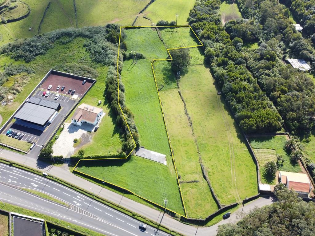 Terreno Urbanizável com Armazém em Estrada da Ribeira Grande - Image 3