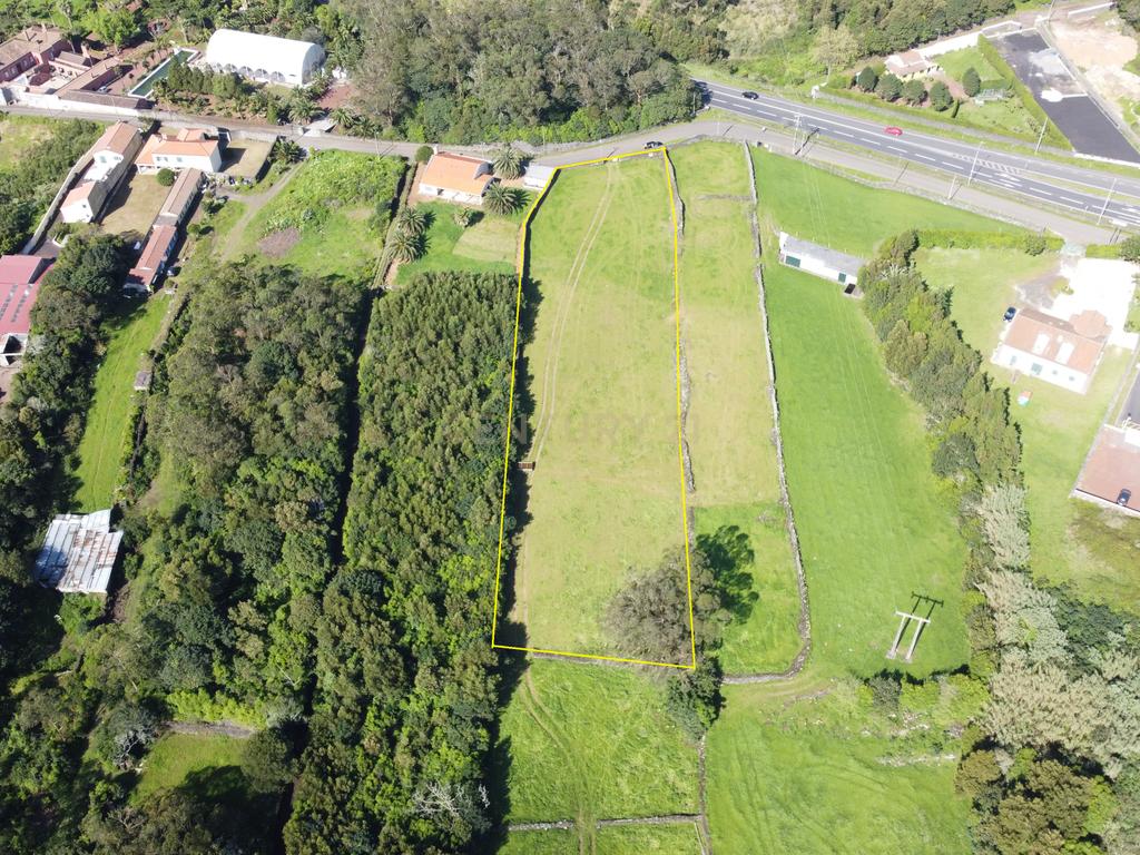 Terreno Urbanizável em Estrada da Ribeira Grande - Image 1