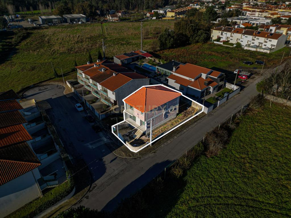 Moradia de gaveto em estado de obra avançada em Turiz, Vila Verde - Image 2