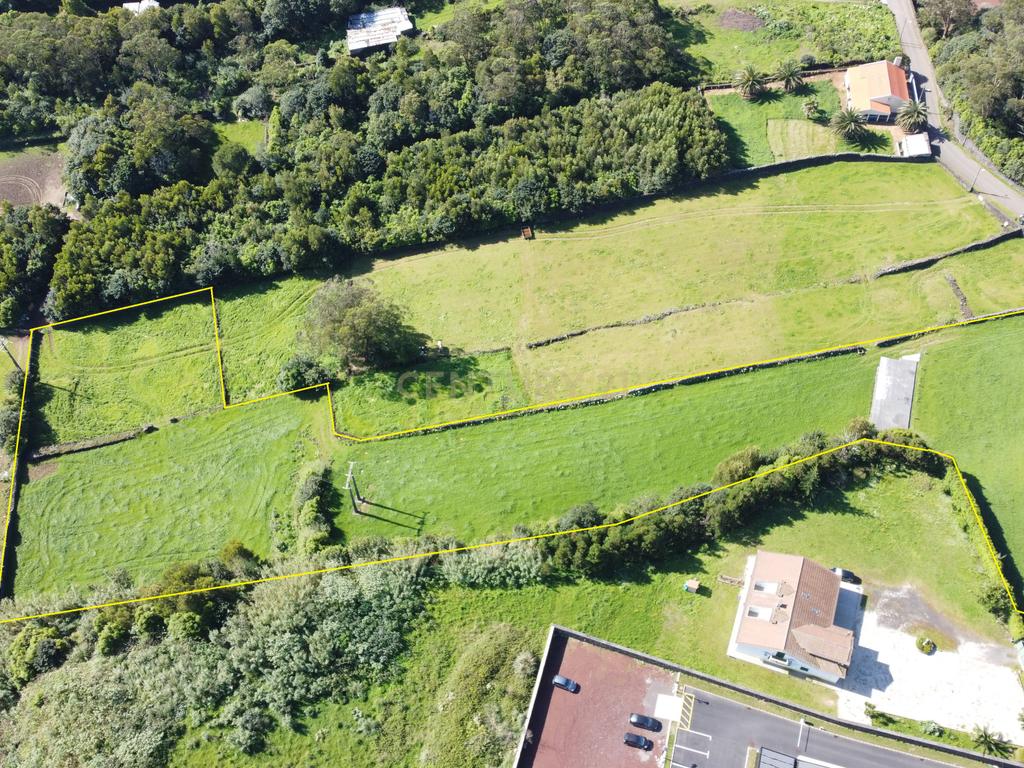 Terreno Urbanizável com Armazém em Estrada da Ribeira Grande - Image 1