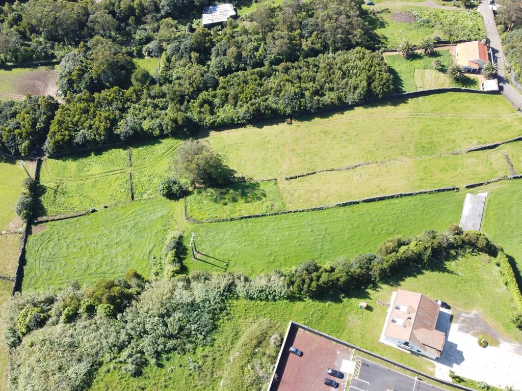 Terreno Urbanizável com Armazém em Estrada da Ribeira Grande - Image 2
