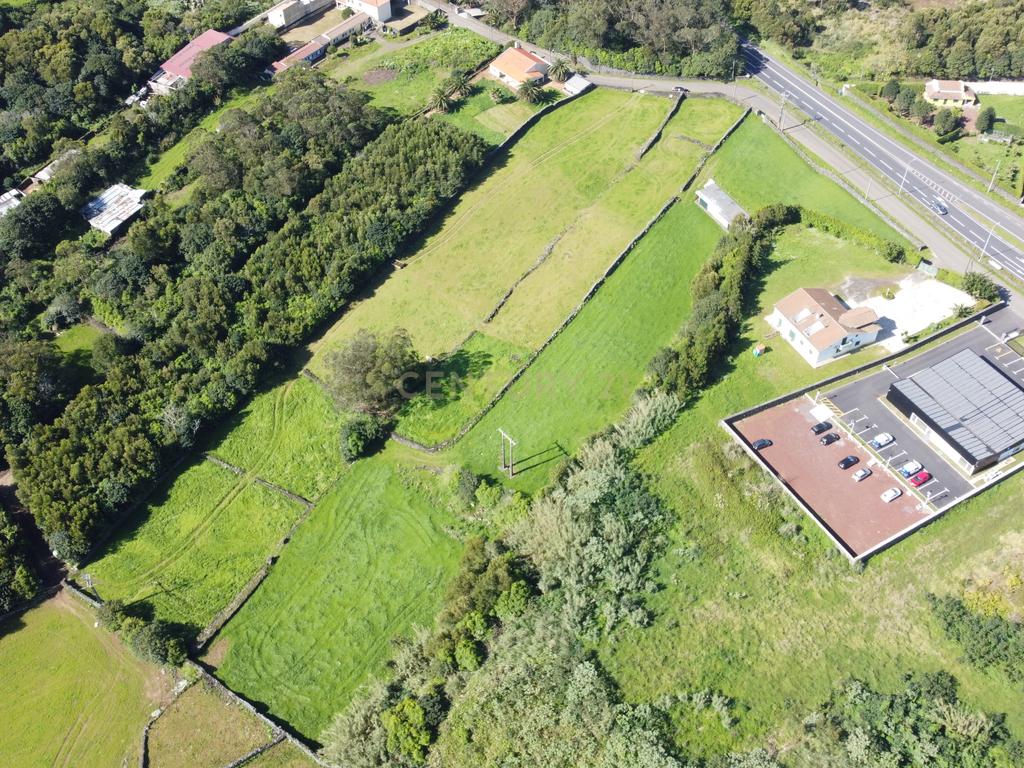 Terreno Urbanizável com Armazém em Estrada da Ribeira Grande - Image 4