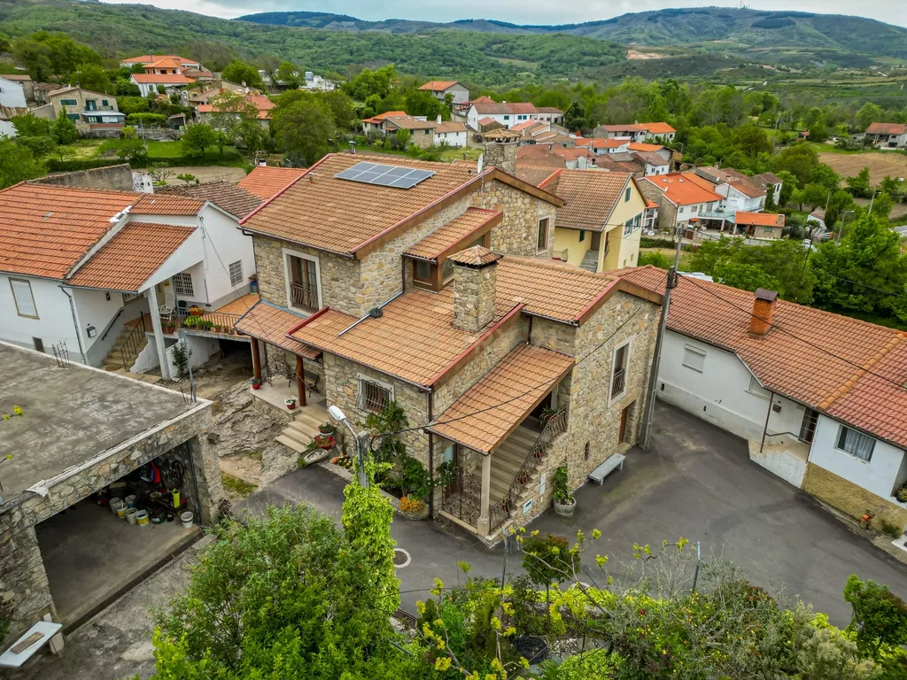 Moradia de Pedra em Rossas - Image 1