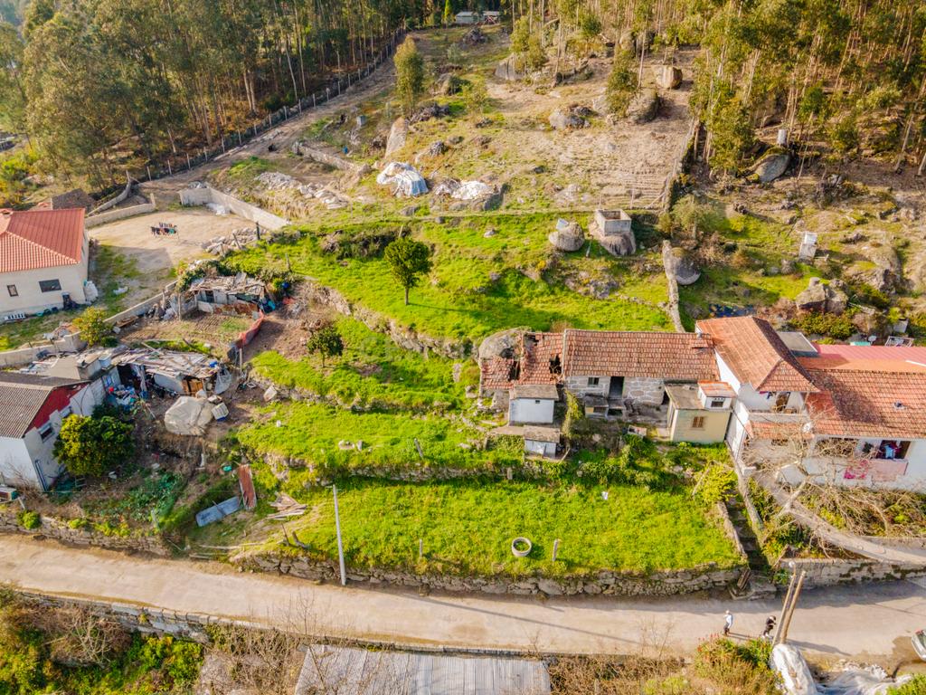 Moradia V2 para restauro em Abragão, Penafiel - Image 2