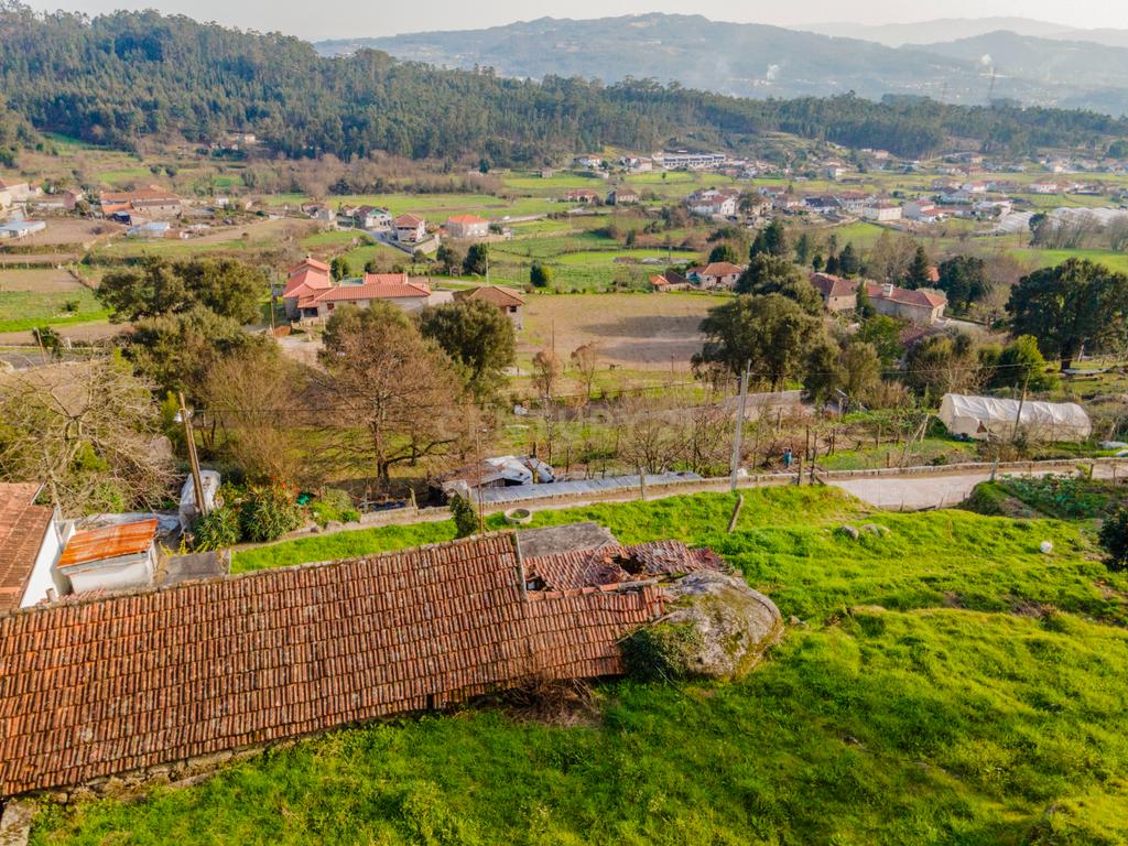 Moradia V2 para restauro em Abragão, Penafiel - Image 7