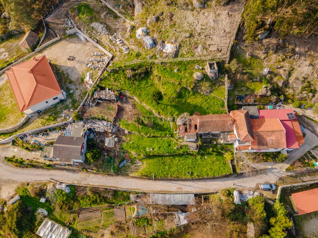 Moradia V2 para restauro em Abragão, Penafiel - Image 9