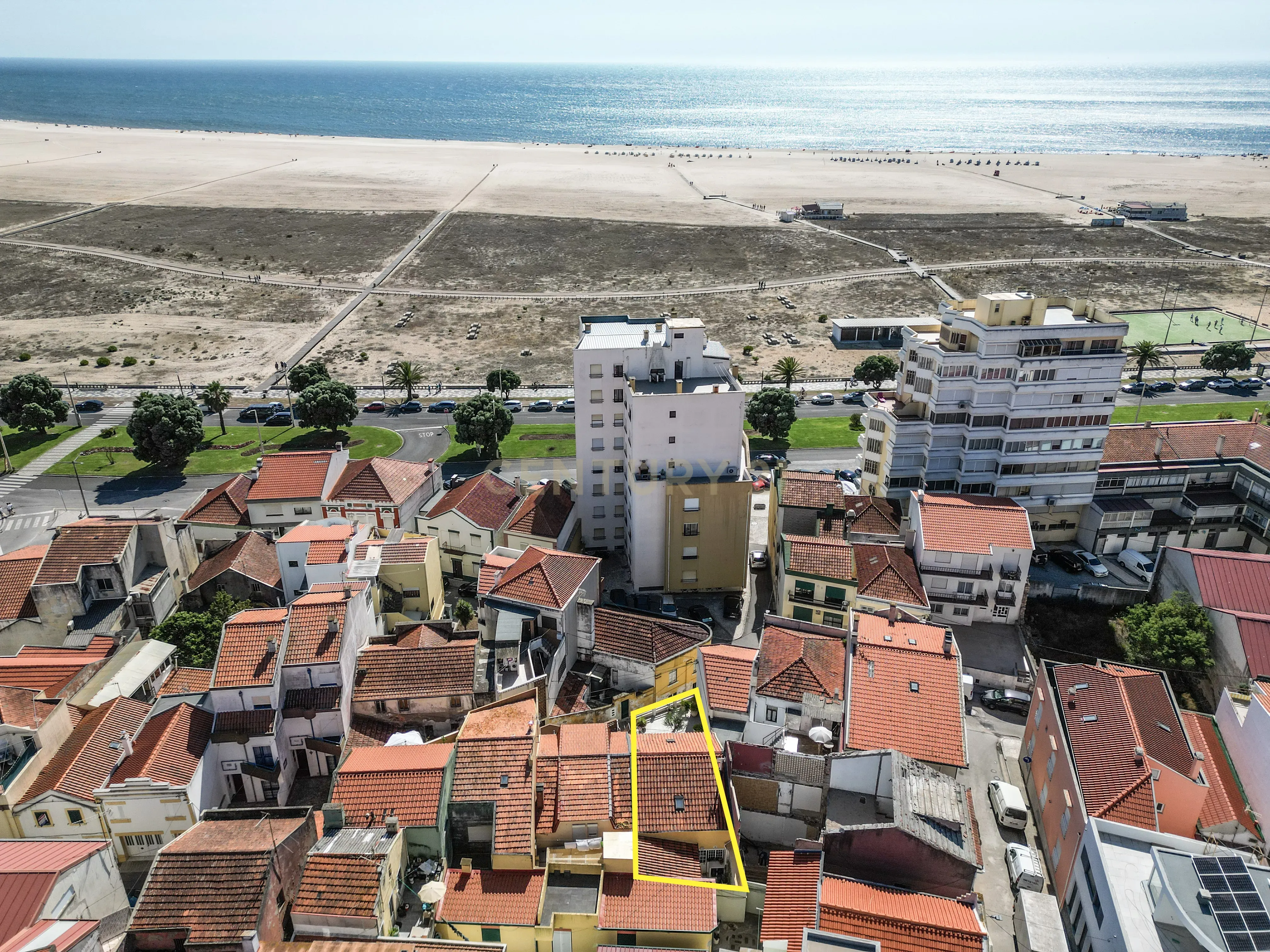 Moradia T3 de traça tradicional no centro perto da Praia - Image 26