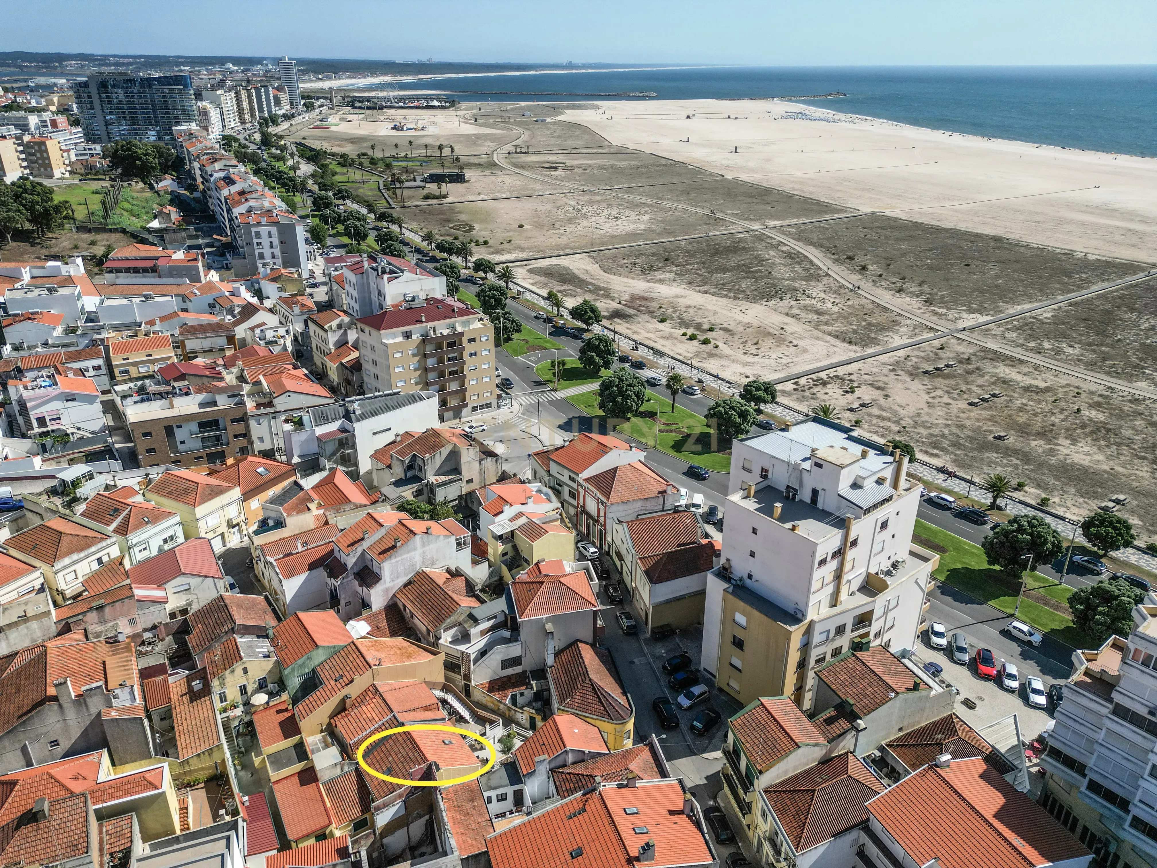 Moradia T3 de traça tradicional no centro perto da Praia - Image 24