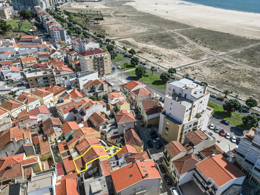 Moradia T3 de traça tradicional no centro perto da Praia  - Image 27