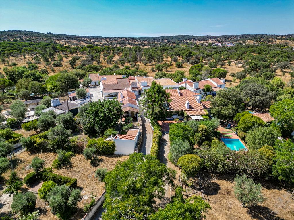 Moradia Térrea com Terreno de 950 m² a Apenas 8 km de Évora - Image 35