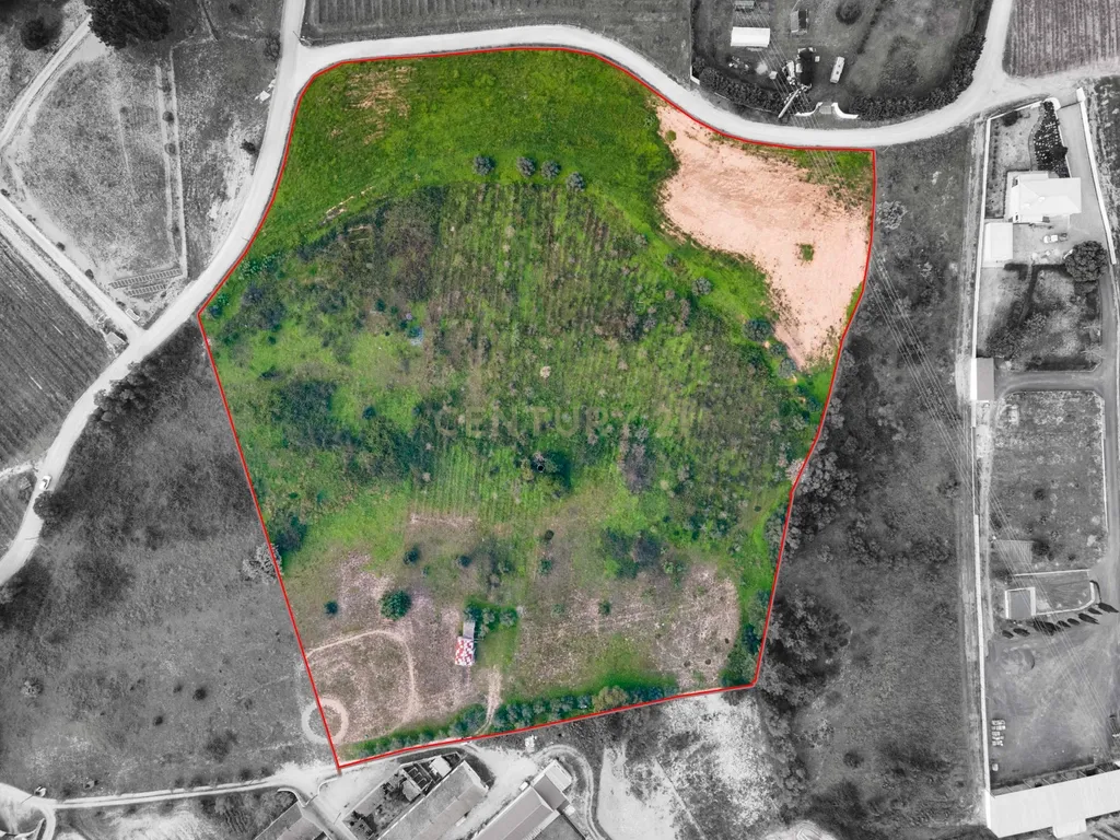 Terreno Rustico em Palmela 14250m2, com viabilidade de construção.400m2 - Image 1